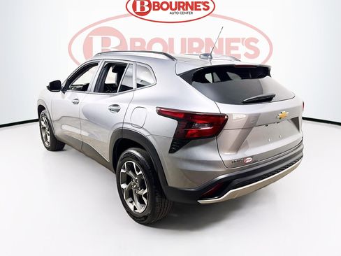 Used 2025 Chevrolet Trax LT w/ LT Convenience Package image 8