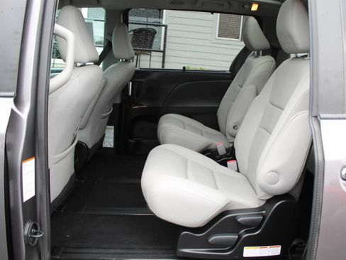 Used 2017 Toyota Sienna Limited AWD/4WD image 21