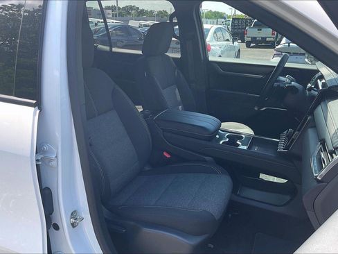 Used 2025 GMC Acadia Elevation FWD image 7