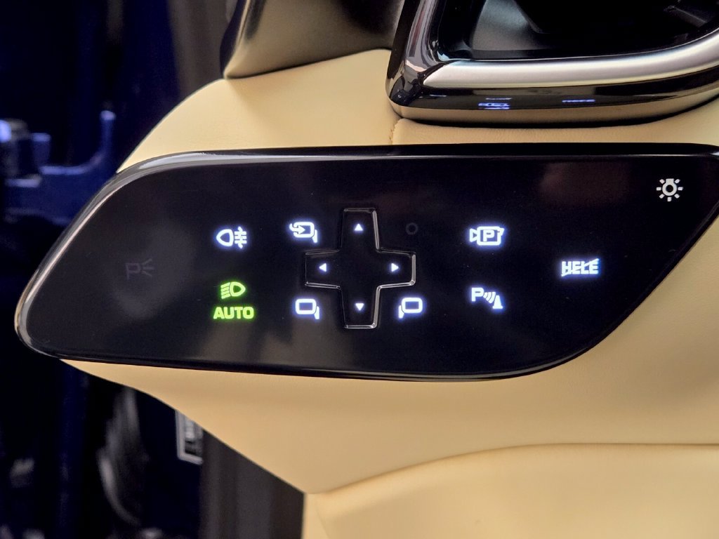 Used 2025 Ferrari Roma Spider RWD image 39