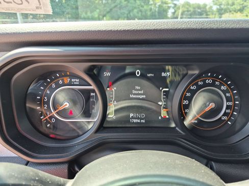 Used 2024 Jeep Gladiator Sport AWD/4WD image 11