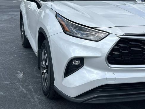 Used 2022 Toyota Highlander XLE AWD/4WD image 10