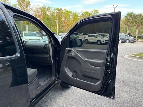 Used 2016 Nissan Frontier SV image 28