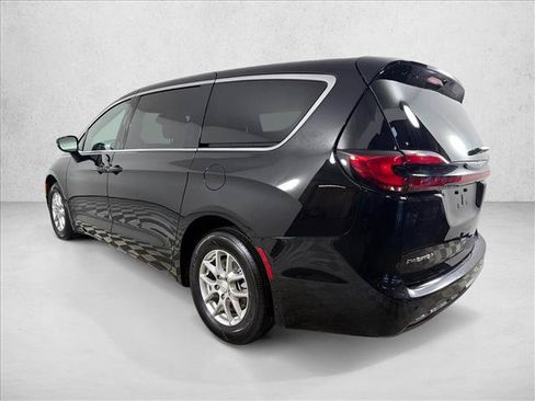 Used 2025 Chrysler Pacifica Select FWD image 5