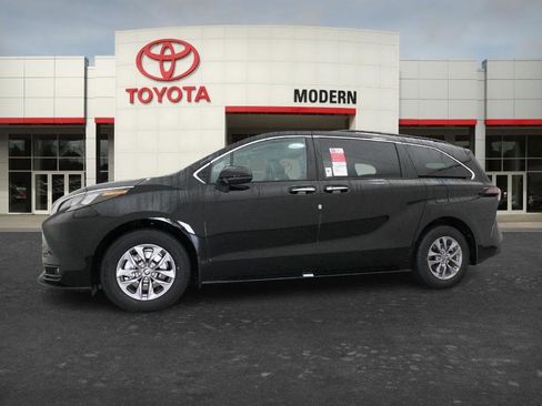 New 2026 Toyota Sienna XLE image 16