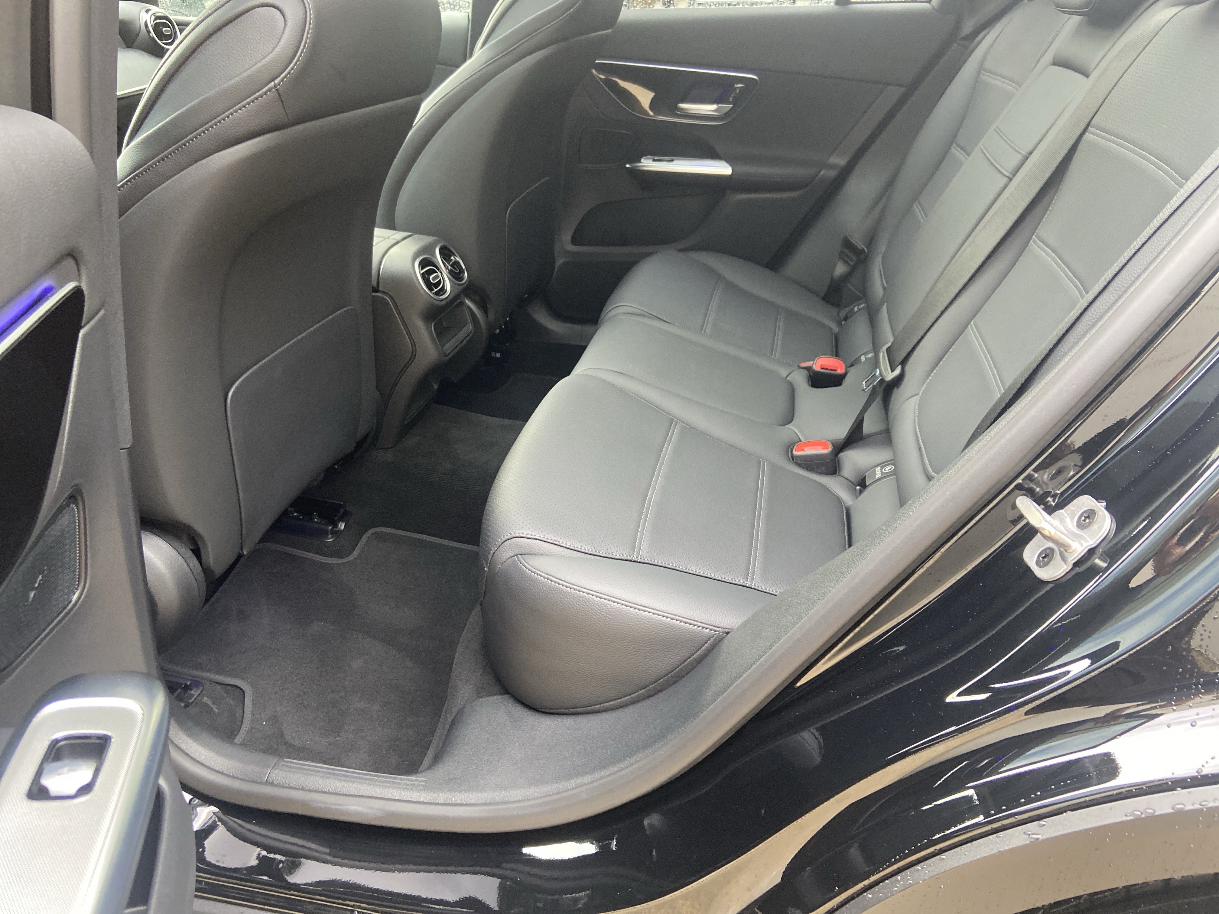 Used 2025 Mercedes-Benz GLC 300 image 40