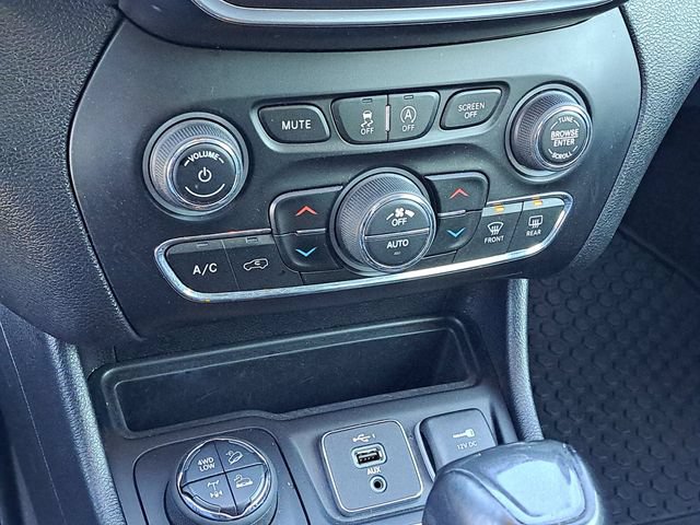 Used 2022 Jeep Cherokee Trailhawk AWD/4WD image 16