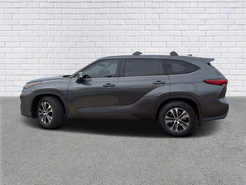 Used 2021 Toyota Highlander XLE image 2