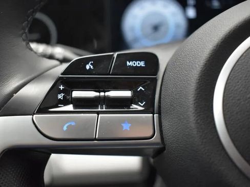 Used 2025 Hyundai Elantra Limited image 24