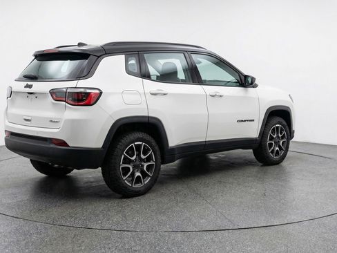 Used 2025 Jeep Compass Trailhawk AWD/4WD image 9