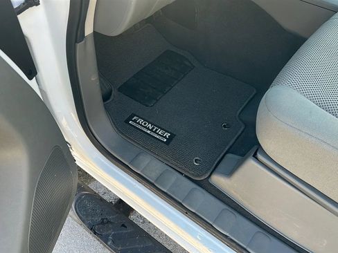 Used 2021 Nissan Frontier SV w/ Midnight Edition Floor Mats image 25