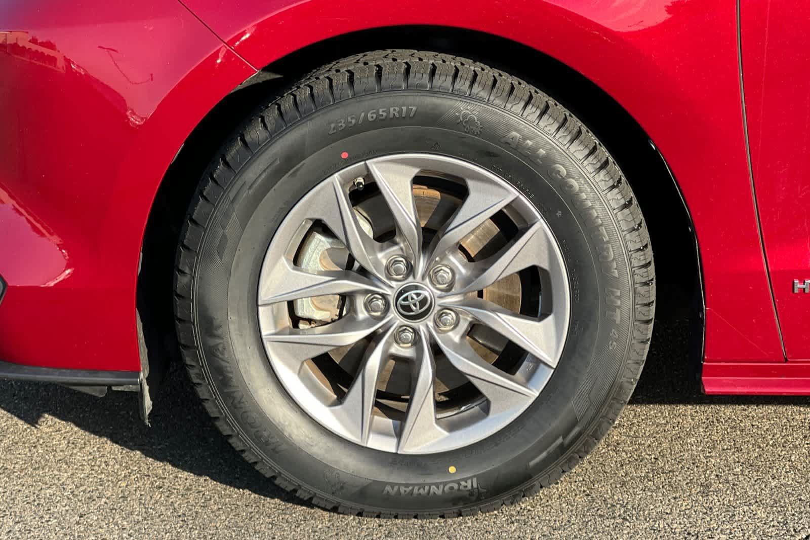 Certified 2021 Toyota Sienna LE FWD image 32