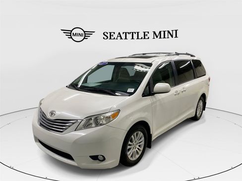Used 2017 Toyota Sienna XLE FWD image 1