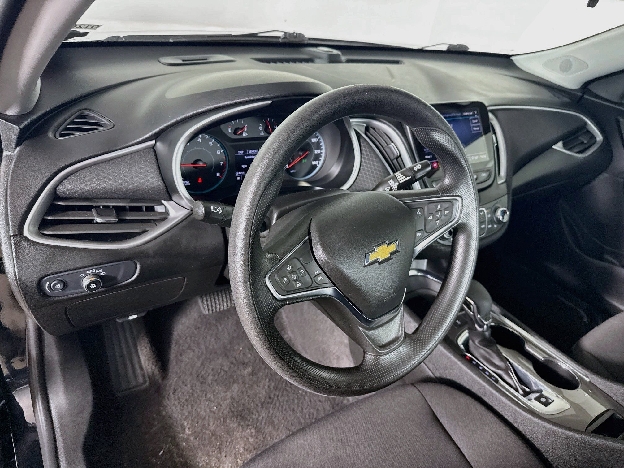 Used 2025 Chevrolet Malibu LT FWD image 3