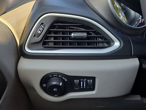 Used 2022 Chrysler Pacifica Touring-L FWD image 22