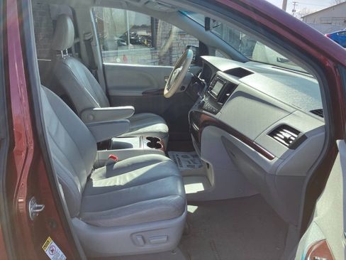 Used 2012 Toyota Sienna XLE FWD image 14