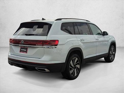Used 2025 Volkswagen Atlas SE image 2