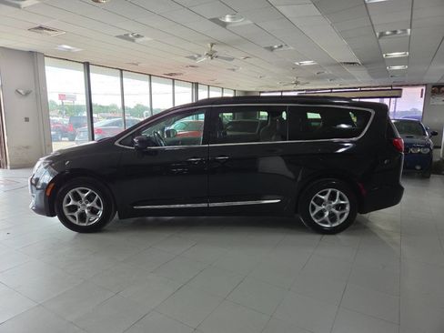 Used 2017 Chrysler Pacifica Touring-L w/ Tire & Wheel Group FWD image 4