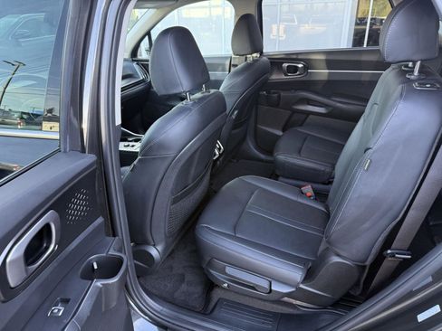 Used 2025 Kia Sorento EX w/ EX Panoramic Sunroof Package image 14