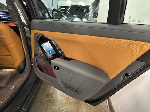 Used 2025 BMW i7 xDrive60 image 22