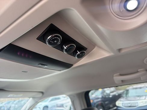 Used 2014 Chrysler Town & Country Touring image 21