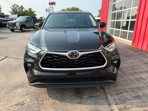 Used 2021 Toyota Highlander XLE AWD/4WD image 3