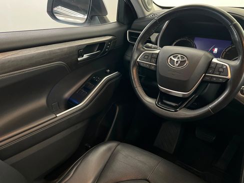 Used 2022 Toyota Highlander Limited FWD image 12