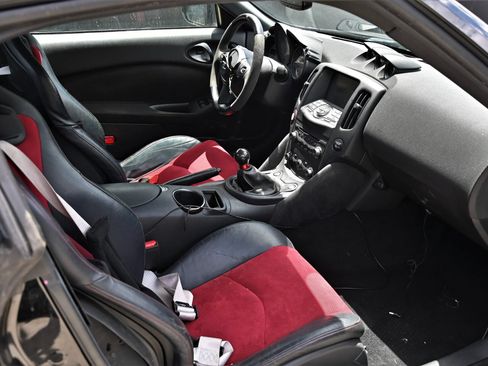 Used 2019 Nissan 370Z NISMO RWD image 17