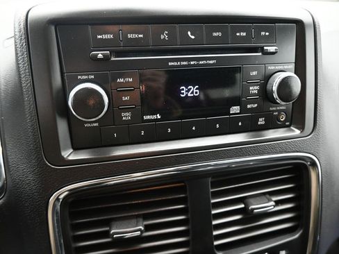 Used 2016 Dodge Grand Caravan SE image 13