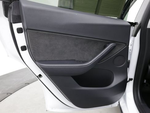 Used 2022 Tesla Model Y Long Range AWD/4WD image 26