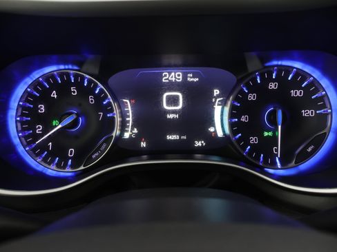 Used 2024 Chrysler Pacifica Touring-L image 11