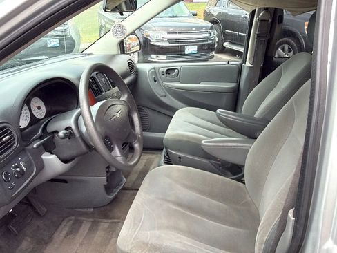 Used 2007 Chrysler Town & Country w/ Popular Equipment Group I image 2
