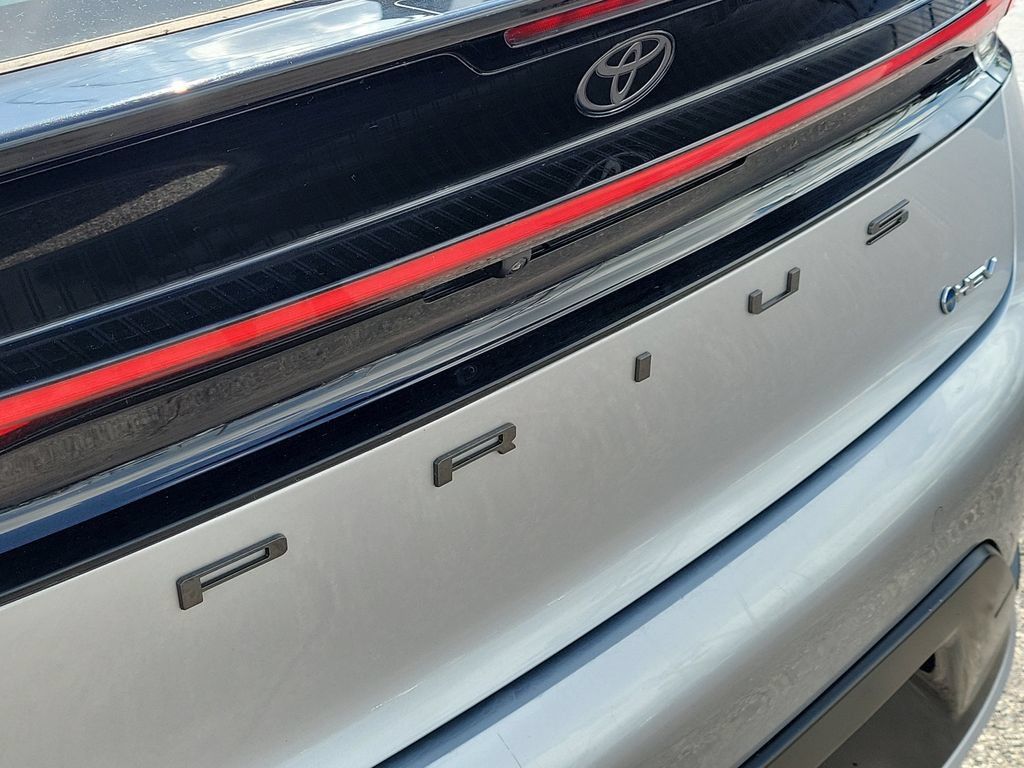 Used 2025 Toyota Prius LE FWD image 5