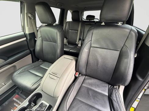 Used 2019 Toyota Highlander Plus w/ Protection Package #3 AWD/4WD image 13