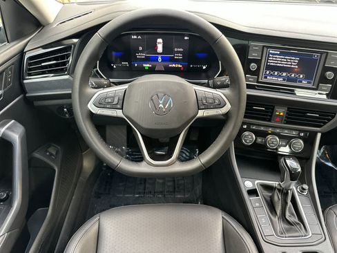 Used 2024 Volkswagen Jetta SE w/ Panoramic Sunroof Package image 16