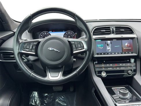 Used 2020 Jaguar F-PACE Prestige image 12