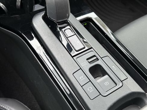 Certified 2024 Toyota Prius XLE FWD image 27