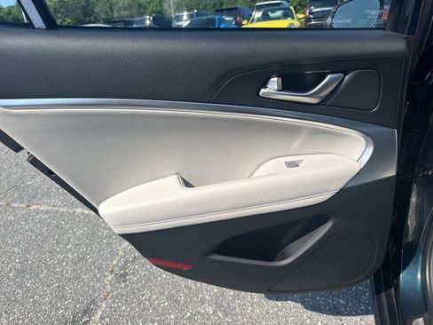 Used 2025 Genesis G70 2.5T image 27