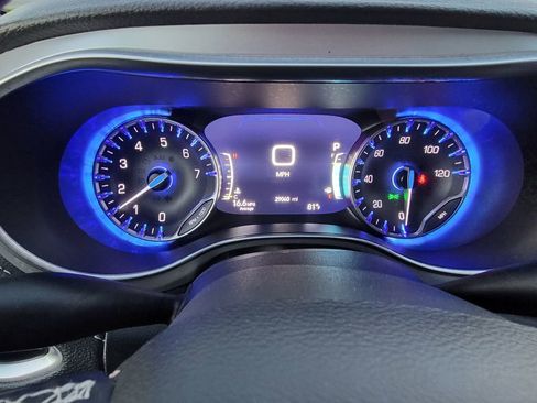 Used 2025 Chrysler Pacifica Limited image 14