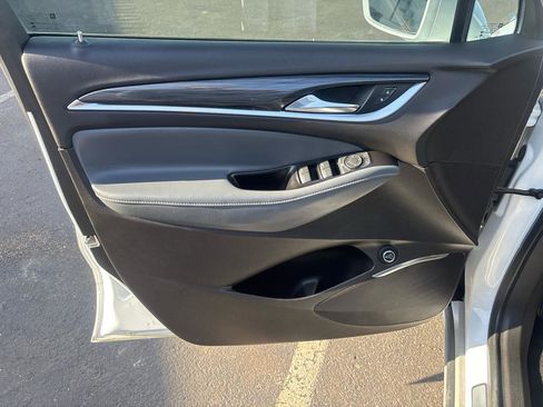 Used 2020 Buick Enclave Essence image 9