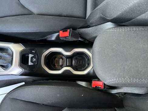 Used 2017 Jeep Renegade Latitude image 23