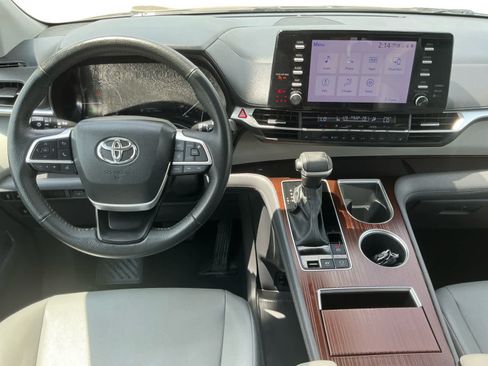 Used 2023 Toyota Sienna XLE AWD/4WD image 10