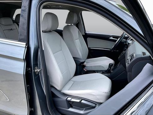 Used 2019 Volkswagen Tiguan SE w/ Panoramic Sunroof Package FWD image 8