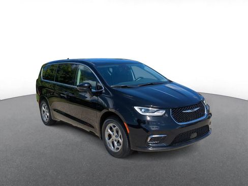 Used 2024 Chrysler Pacifica Limited w/ Trailer Tow Group AWD/4WD image 2