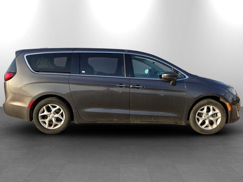 Used 2018 Chrysler Pacifica Touring Plus w/ Tire & Wheel Group FWD image 4