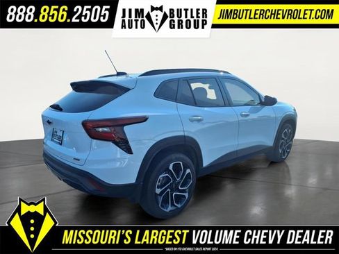 Used 2025 Chevrolet Trax RS w/ Sunroof Package FWD image 2