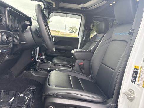 Used 2024 Jeep Wrangler Unlimited Rubicon 4xe image 16