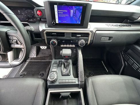 Used 2025 Toyota Tacoma TRD Sport AWD/4WD image 19