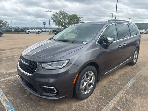Used 2023 Chrysler Pacifica Limited FWD image 6
