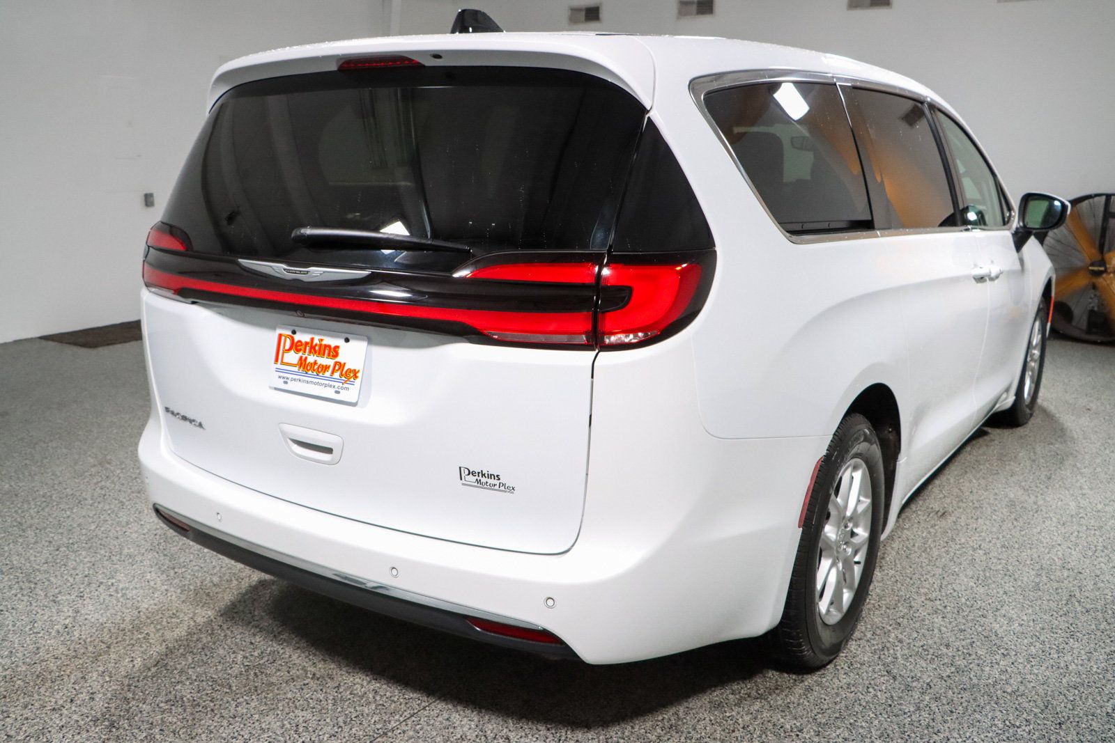 Used 2023 Chrysler Pacifica Touring-L FWD image 7